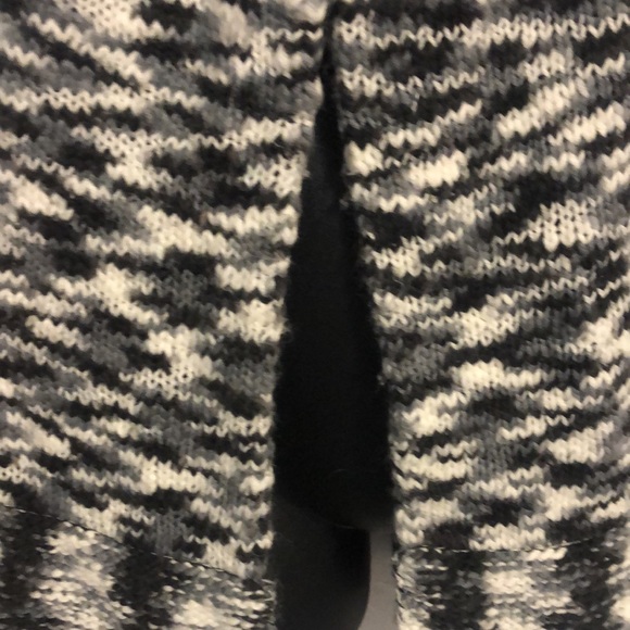 Daytrip sweater vest with 2 buttons. Black and white size small - Picture 3 of 6